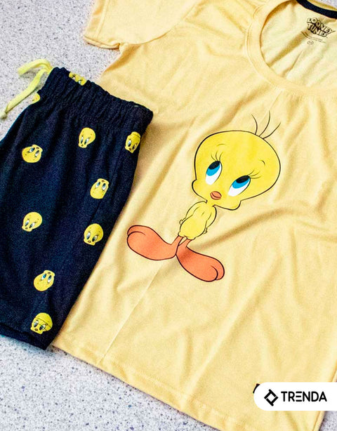 Pijama para mujer de los Looney Tunes. Tiene un polo color amarillo con piolín estampado y short azul con el rostro de piolín estampado.